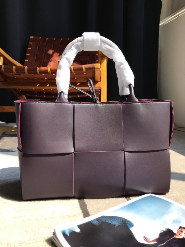 Bottega Veneta Arco Tote Bag BV045