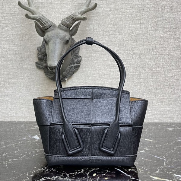 Bottega Veneta Arco Bag BV074