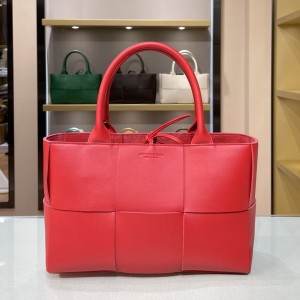 Bottega Veneta Arco Tote BV018