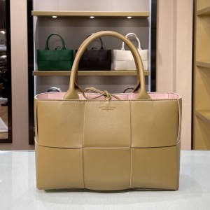 Bottega Veneta Arco Tote BV020