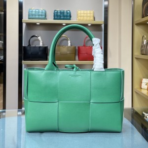 Bottega Veneta Arco Tote BV023